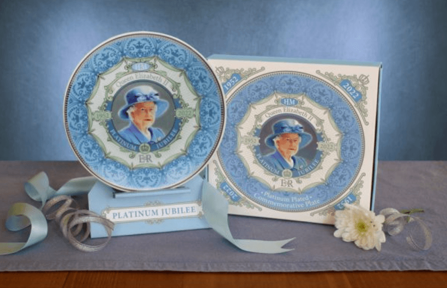 2022 Queen Elizabeth ll 70 Platinum Jubilee Ceramic Plate & Stand Gift Souvenir - The Novelty Gift Shop